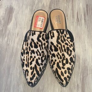 7.5 Bleecker & Bond slides - brand new